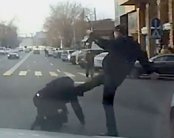 «Нам пох, мы порешаем». «Ценные специалисты» творят беспредел на дорогах и избивают водителей для развлечения