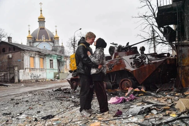 Девушка со знаменитого снимка в Мариуполе: Мы прятались от обстрелов в подвале, а когда стихало, выходили искать еду