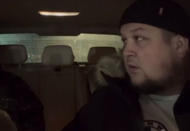 Кастрюлеголовый вместо такси сел в другую машину и сразу начал с наезда "почему на русском"