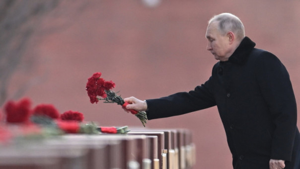 Путин возложил венок к Могиле Неизвестного Солдата