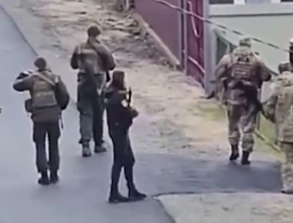 У житомирских мужчин один выбор: погибнуть от русской пули или украинской, выпущенной военкомом, который пришел забрать их на фронт