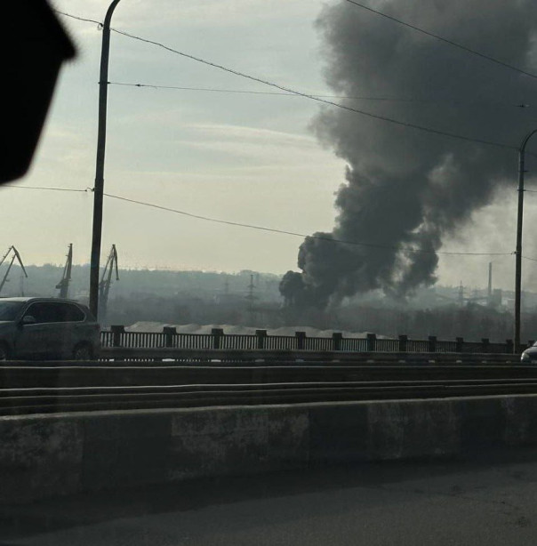 В Днепропетровске после ночной работы "Гераней" всё утро продолжался пожар на нефтебазе.