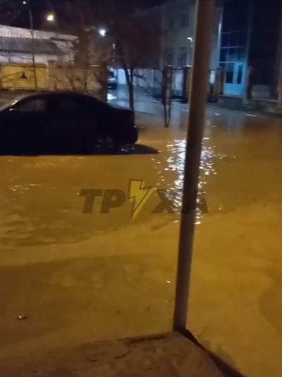 Бульвар Верховной Рады в Киеве затопило фекалиями