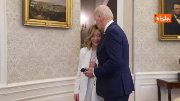 Президент США Байден поцеловал премьера Италии Мелони в макушку