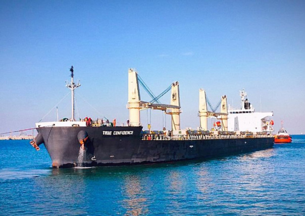 Йеменские силы атаковали сухогруз True confidence в Аденском заливе, после чего он загорелся