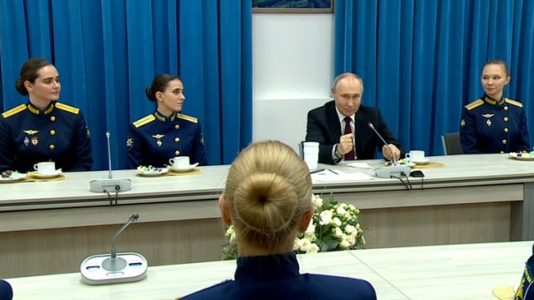 Президент: женщины достойно служат в зоне СВО