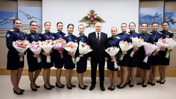 Женская реакция – бесценна: фото летчиц с Путиным