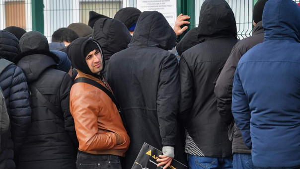 Работающих не по профилю мигрантов попросят покинуть Россию