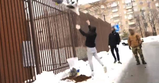 В Москве орудует банда, забрасывающая посольства европейских стран мешками с фекалиями