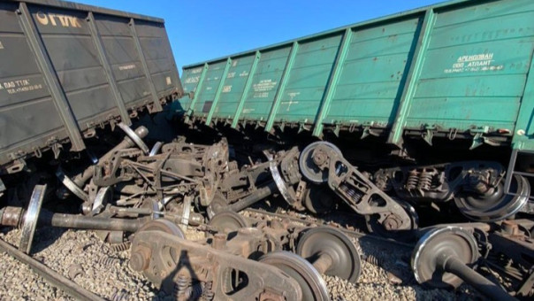 В Приамурье 20 вагонов сошли с рельсов из-за выезда машины на пути