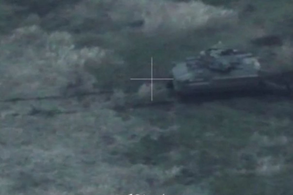 Российский дрон снял, как БМП Bradley расстреляла окопы с бойцами ВСУ