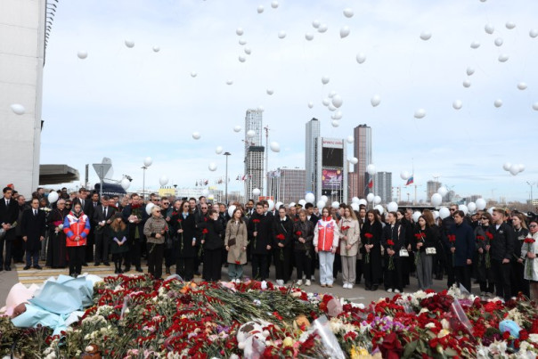 Представители 130 дипмиссий возложили венки у "Крокус Сити Холла