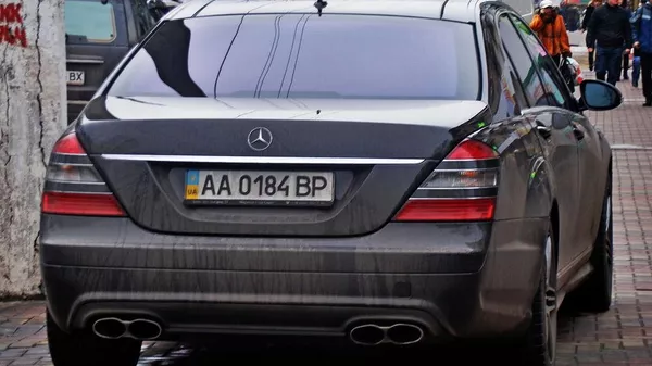 Немцы начали сжигать машины с украинскими номерами