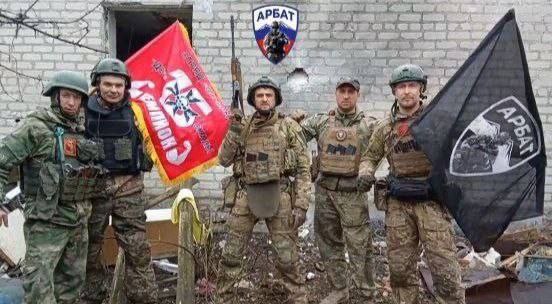 Русская армия зашла в Новобахмутовку в ДНР — над одним из зданий села развеваются флаги наших бойцов