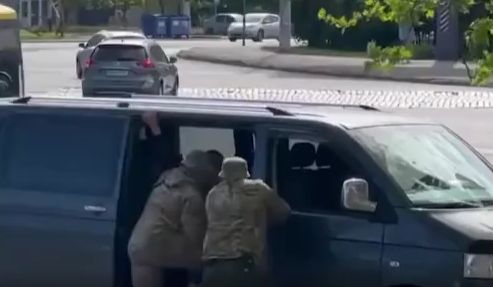 Еще до вступления в силу нового закона о мобилизации одесские военкомы с применением грубой силы пакуют мужчин посреди улицы