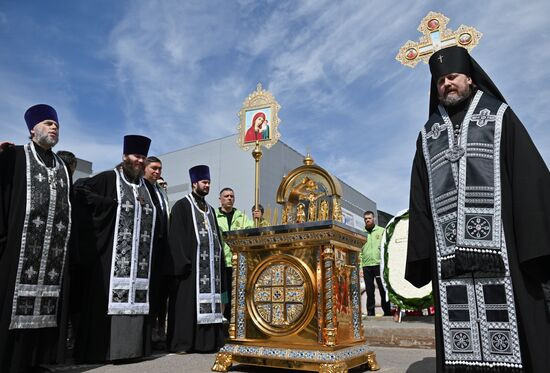 На месте теракта в "Крокусе" прошла панихида по погибшим