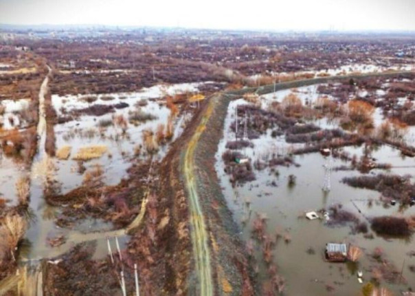 «Грызуны распилили выделенный на строительство дамбы миллиард». Жители Орска задают вопросы местной власти — та просит убрать телефоны и взывает к пат