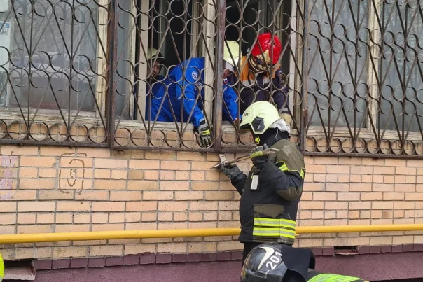 Мужчину весом больше 300 килограммов сегодня вытаскивали из квартиры в Москве через окно