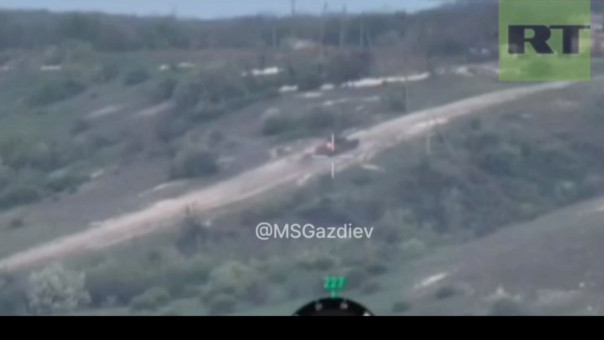 Опубликованы кадры, на которых российские бойцы попаданием ПТУР подбили и  утопили танк ВСУ