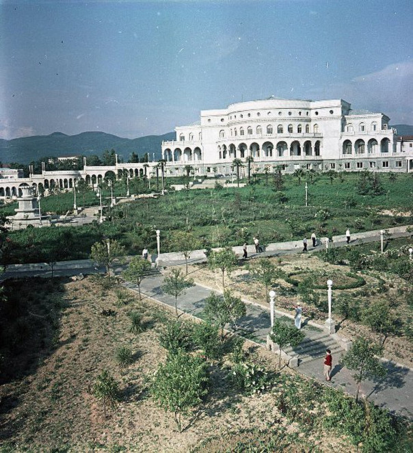 Город-призрак Цхалтубо. Как живут люди в городе брошенных санаториев СССР