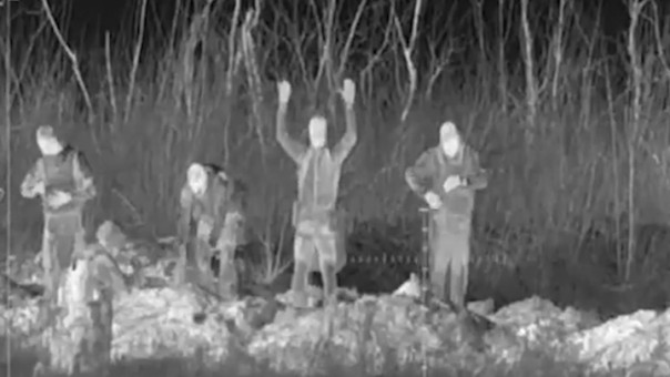 Окруженные в Купянске боевики ВСУ начали сдаваться в плен.