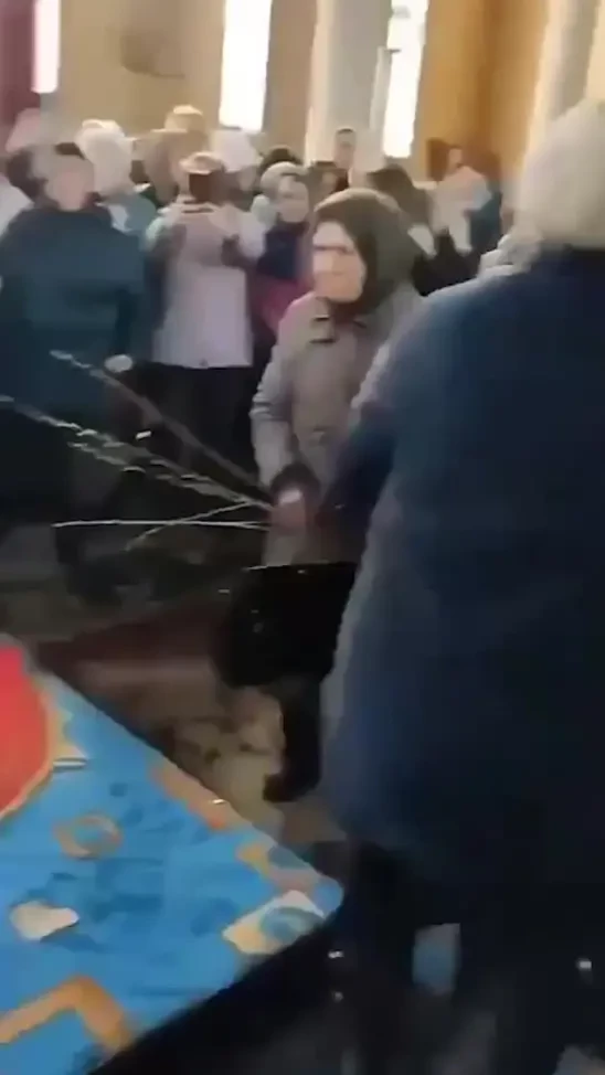 Украинские радикалы растолкали верующих и выволокли священника во время службы