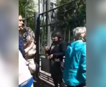 "Тёма, перелазь! Если будут стрелять, пусть стреляют сразу в спину. Женщины, становимся спинами".