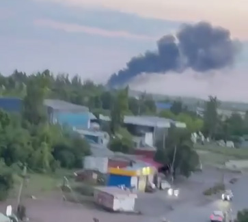 ВСУ нанесли ракетный удар по Свердловску в ЛНР, на месте обстрела начался пожар.