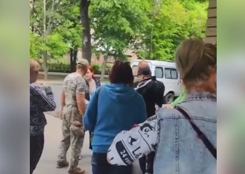 «Я тебя не защищаю, я тебя сука, бл*дина щас перекину!» - Бандиты ТЦК оскорбляют женщин и избивают украинцев посреди улицы на глазах полицаев