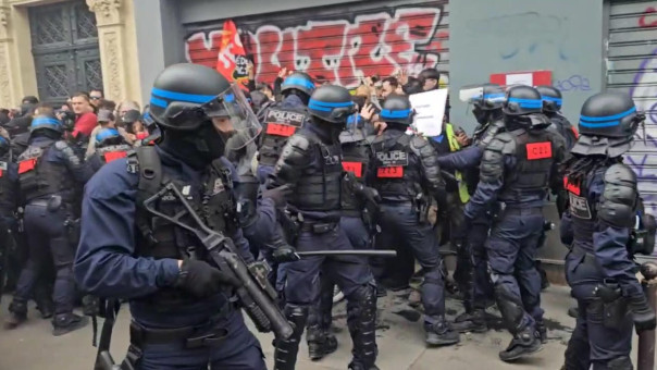 В Париже полиция применила дубинки и слезоточивый газ, есть раненые