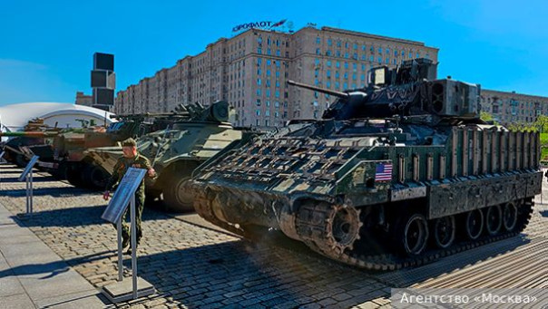 Дипломатам США и Германии на выставке трофейной техники создали особые условия