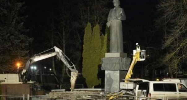 В Латвии завели дело за возложение цветов к демонтированному памятнику «Алеша»