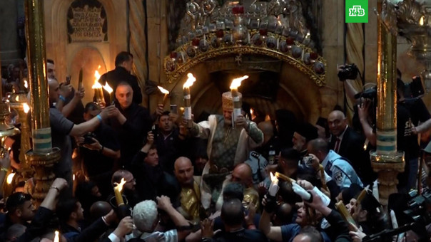 Чудо свершилось: Благодатный огонь сошел в Иерусалиме