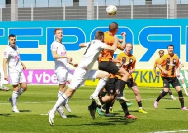 Чемпионат Украины по футболу на грани срыва. Военкомы мобилизуют футболистов