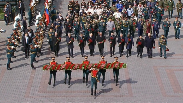 Путин и иностранные лидеры возложили цветы к Могиле Неизвестного Солдата