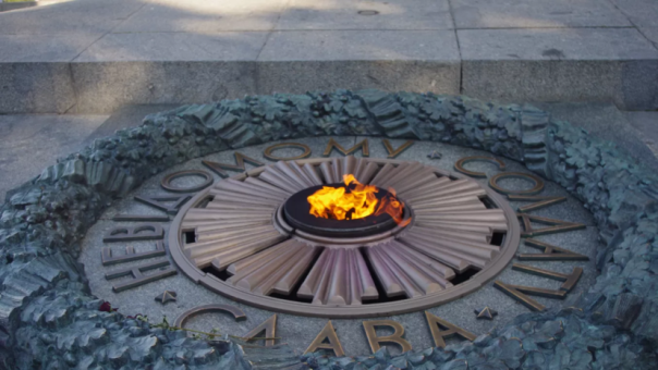 Жители Киева несут цветы к Вечному огню в парке Славы