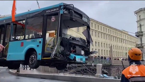 "По-братски": уставший таджик утопил в Мойке 20 пассажиров автобуса