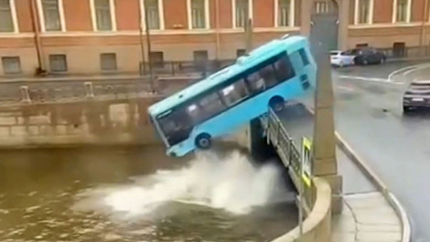 Водитель не спит, он бодр. Появилось видео из салона утонувшего автобуса