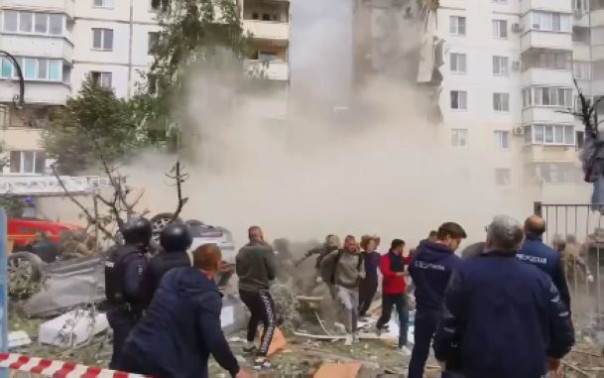 В Белгороде в момент разборов завалов на спасателей рухнула крыша дома