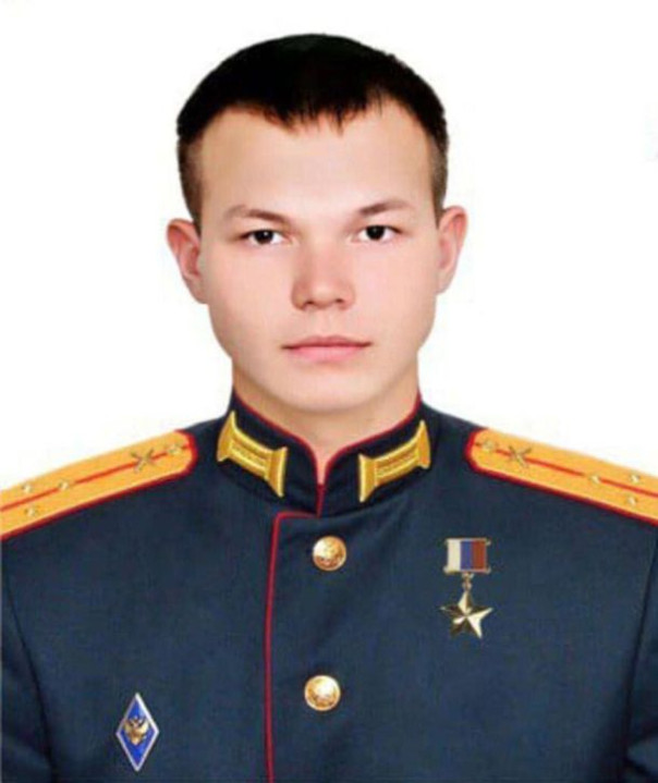 «Я на компьютере бумажки печатал, потом в столовую перевели», — скромный ответ юного Героя России о получении высокого звания покорил всю страну