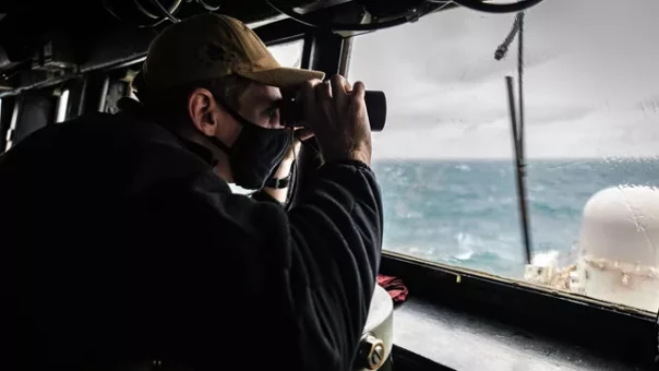 "Огромные проблемы для США". В море заметили загадочный объект