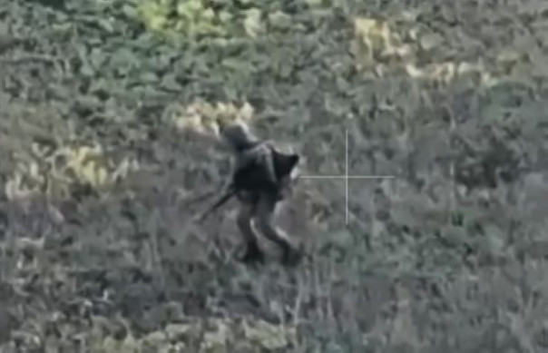 Русский боец увернулся от атаки 7 украинских FPV-дронов