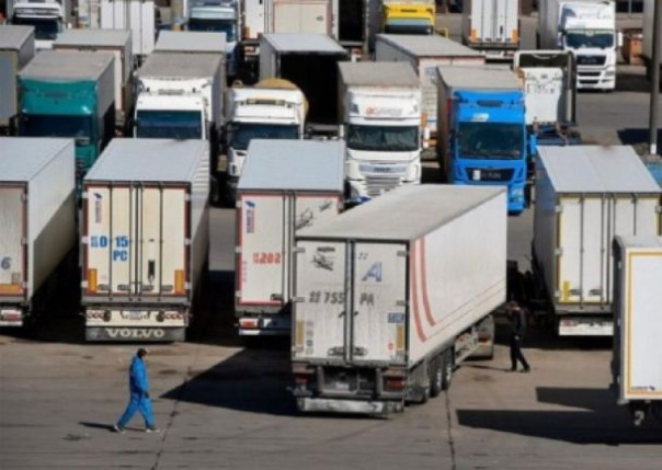 Дальнобойщиков, бросающих фуры и бегущих от мобилизации, пугают обвинением в угоне