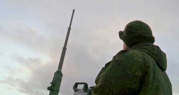 Россия начала ставить огромные вышки высотой с 9-этажный дом вдоль своей границы