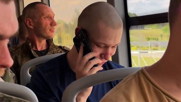 Появились кадры возвращения военных, освобожденных из украинского плена