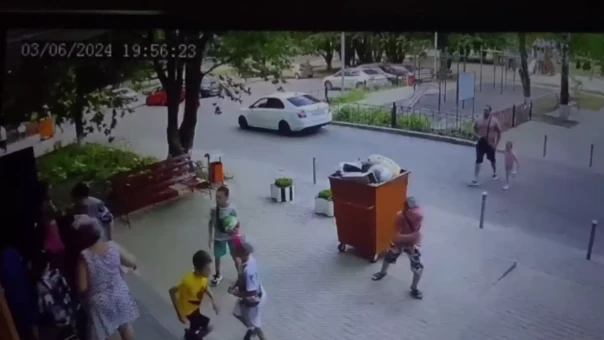 В Белгороде женщина не пустила детей в подъезд во время ракетной опасности