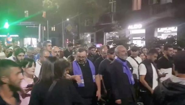 Протестующие провели ночь в палатках перед зданием парламента Армении