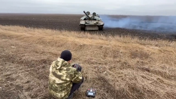 Кадры испытаний дистанционно-управляемого FPV-танка, созданного энтузиастами на основе трофейного украинского Т-72АМТ