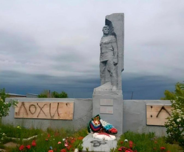 В Омской области вандалы осквернили памятник советским солдатам — на монументе героям ВОВ неизвестные написали «лохи»