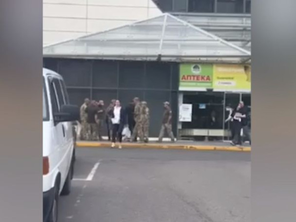 В Черновцах сотрудники ТЦК провели облаву на торговые центры совместно с полицией | На хуторе новый рекорд: 41 ухилянт обнаружен в зерновозе